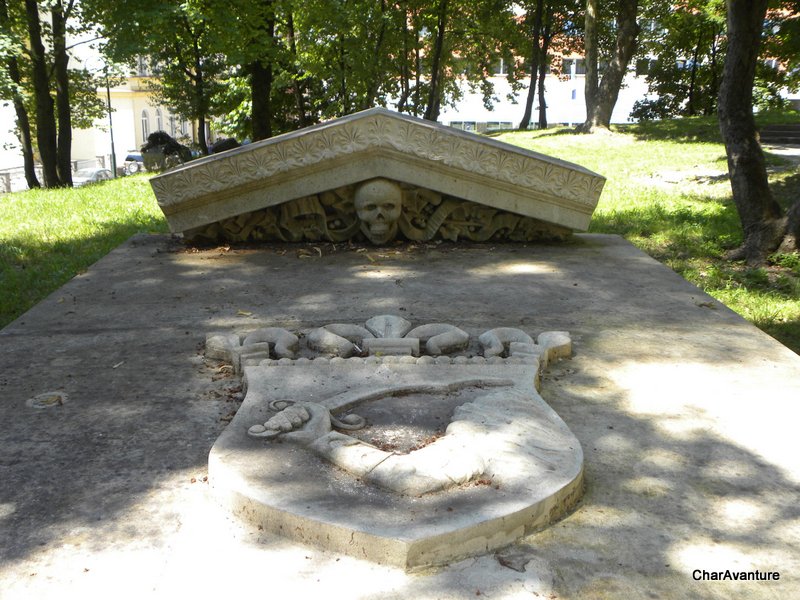 07.Grobnica s kraljevim bosnjaskim grbom Kotromanicev-001