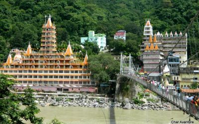 12.pogled_na_center_Rishikesa_in_Ganges
